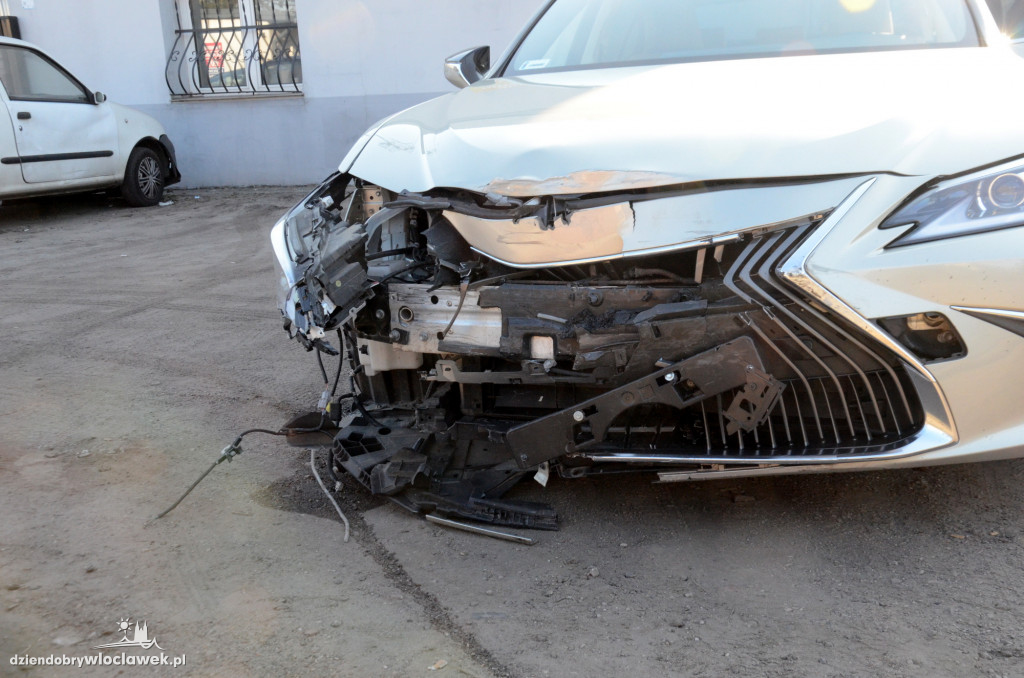 Lexus zniszczony na skrzyżowaniu na Południu