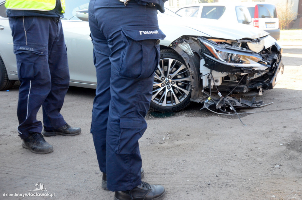 Lexus zniszczony na skrzyżowaniu na Południu