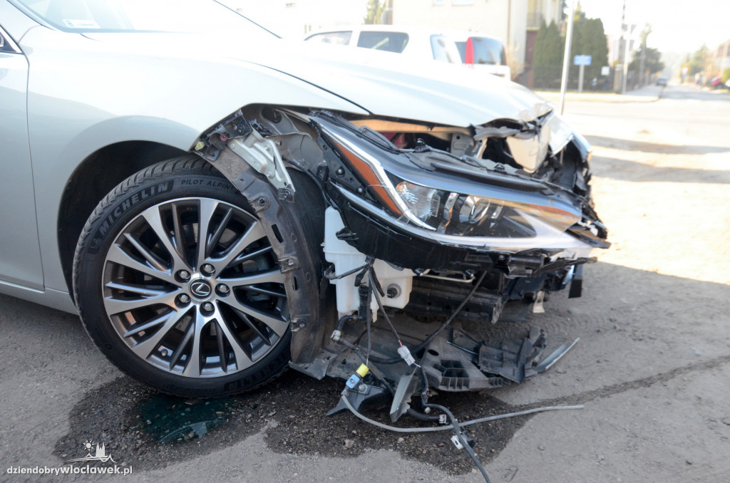 Lexus zniszczony na skrzyżowaniu na Południu