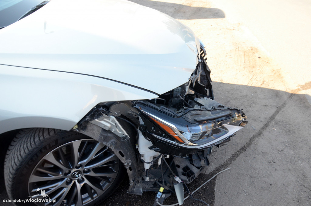 Lexus zniszczony na skrzyżowaniu na Południu