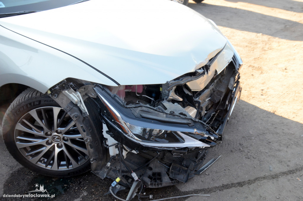 Lexus zniszczony na skrzyżowaniu na Południu