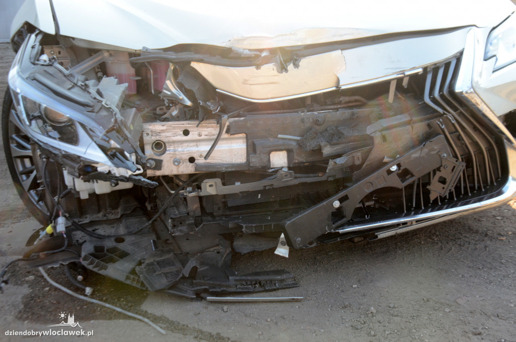 Lexus zniszczony na skrzyżowaniu na Południu
