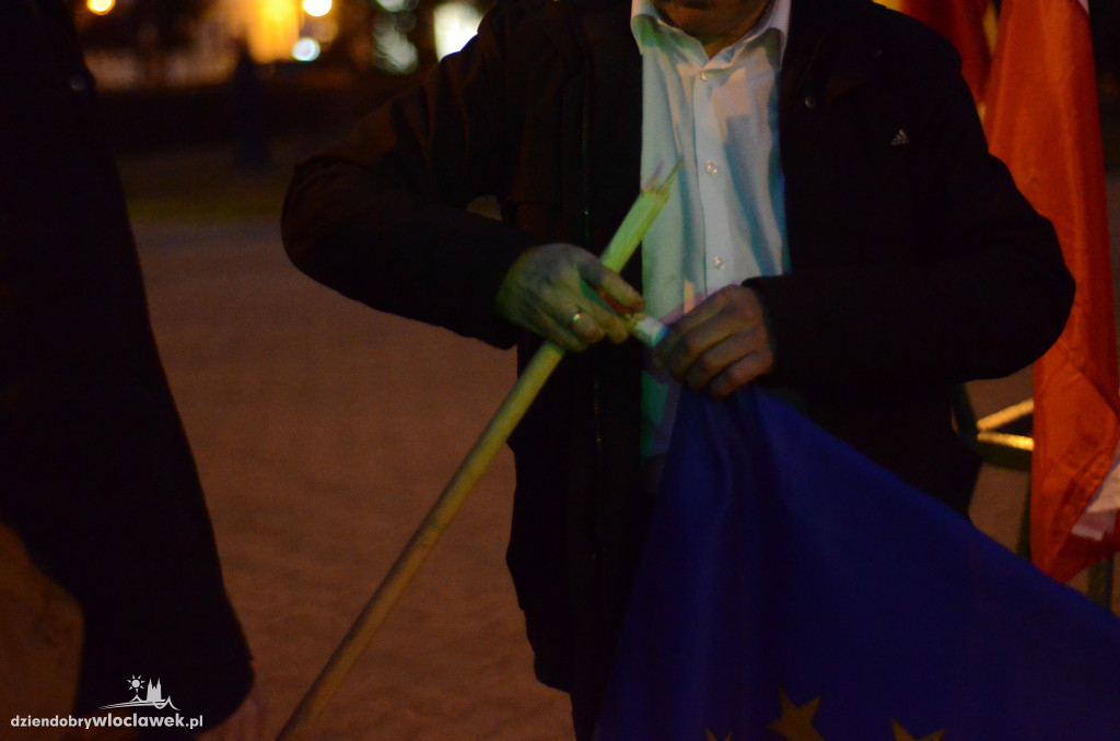 Agresywny mężczyzna wyrywał unijne flagi