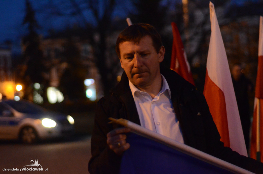 Agresywny mężczyzna wyrywał unijne flagi