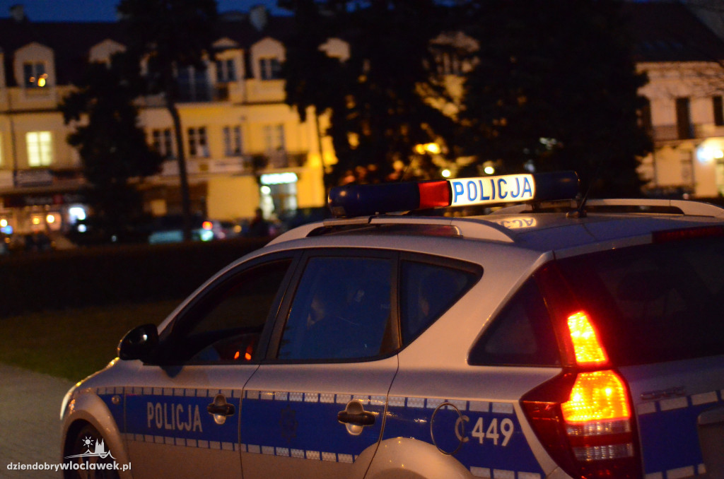 Agresywny mężczyzna wyrywał unijne flagi