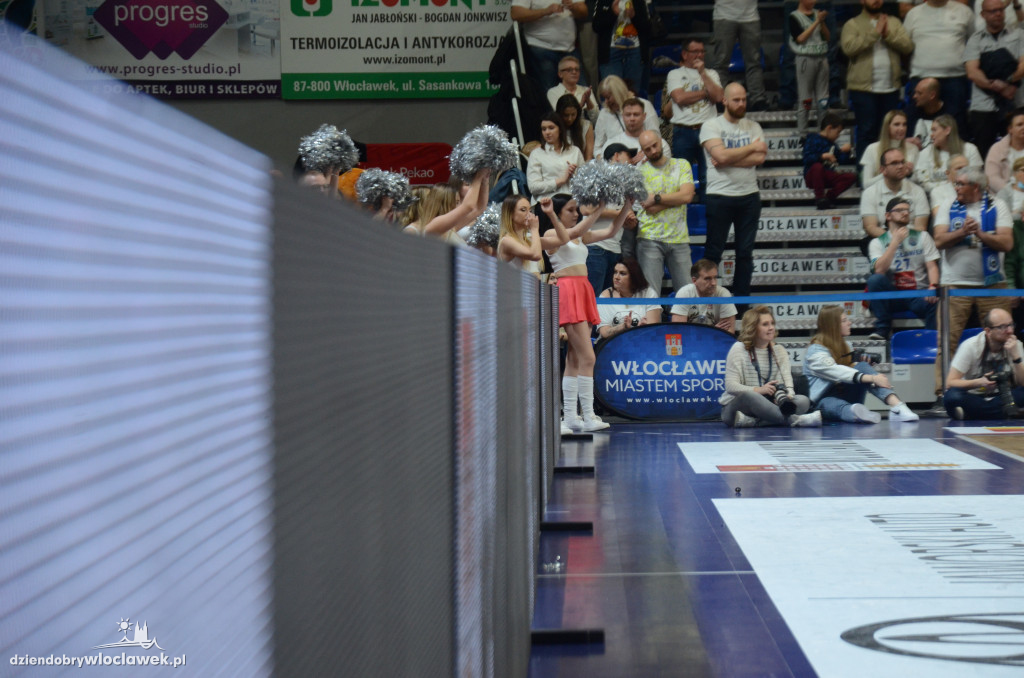 Cheerleaderki na meczu z Twardymi Piernikami