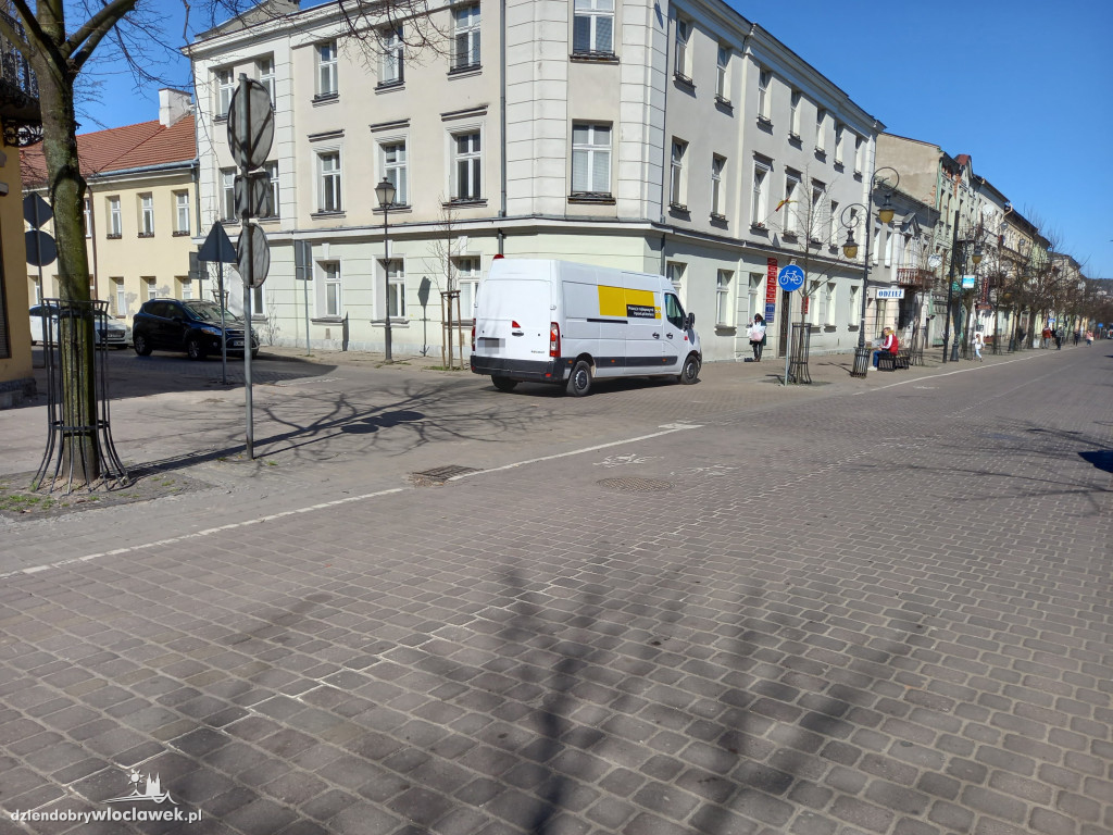 Kurier uderzył w ławkę i odjechał