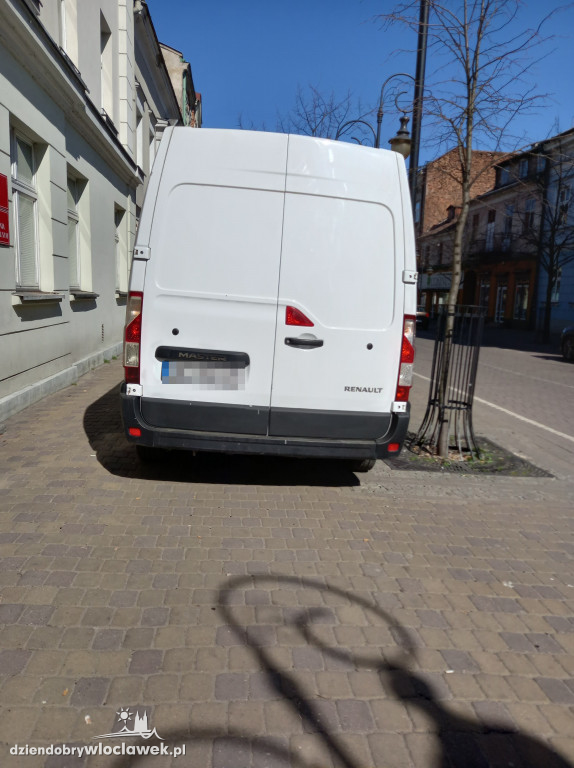 Kurier uderzył w ławkę i odjechał