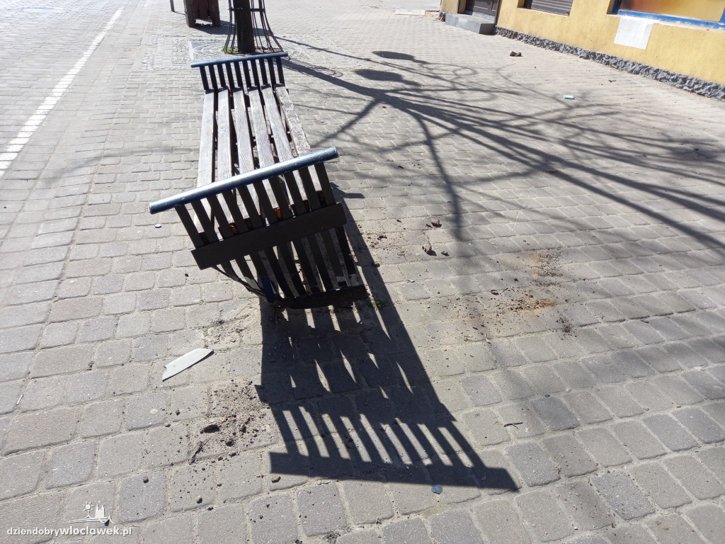 Kurier uderzył w ławkę i odjechał