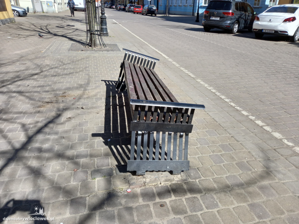 Kurier uderzył w ławkę i odjechał