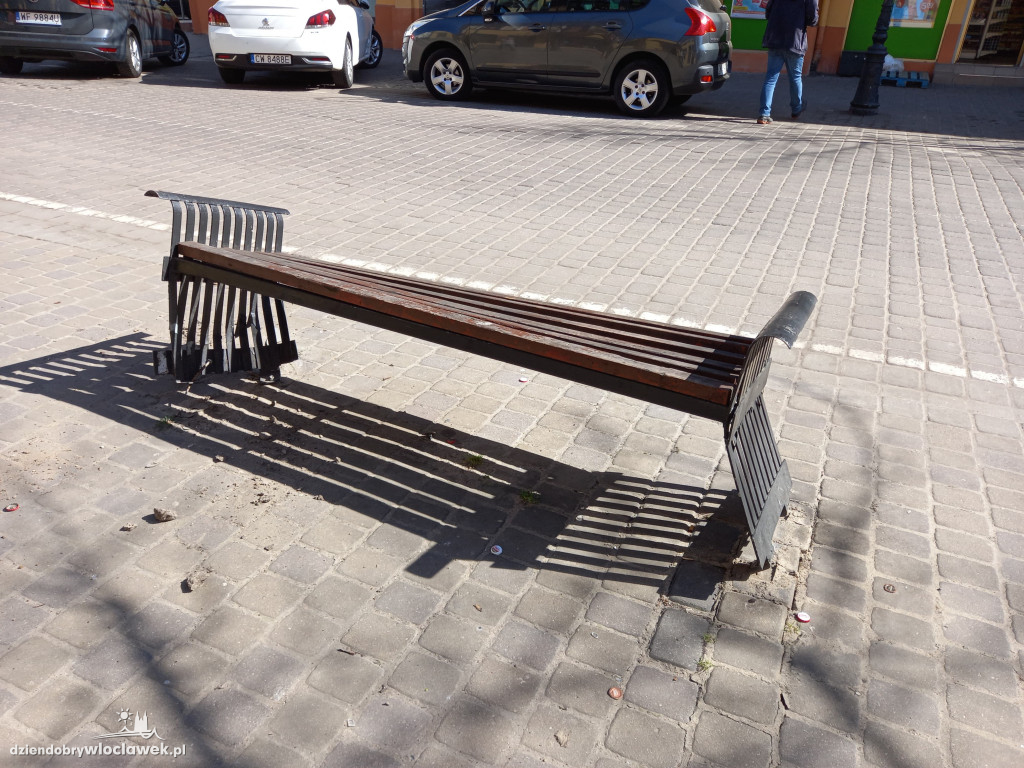 Kurier uderzył w ławkę i odjechał