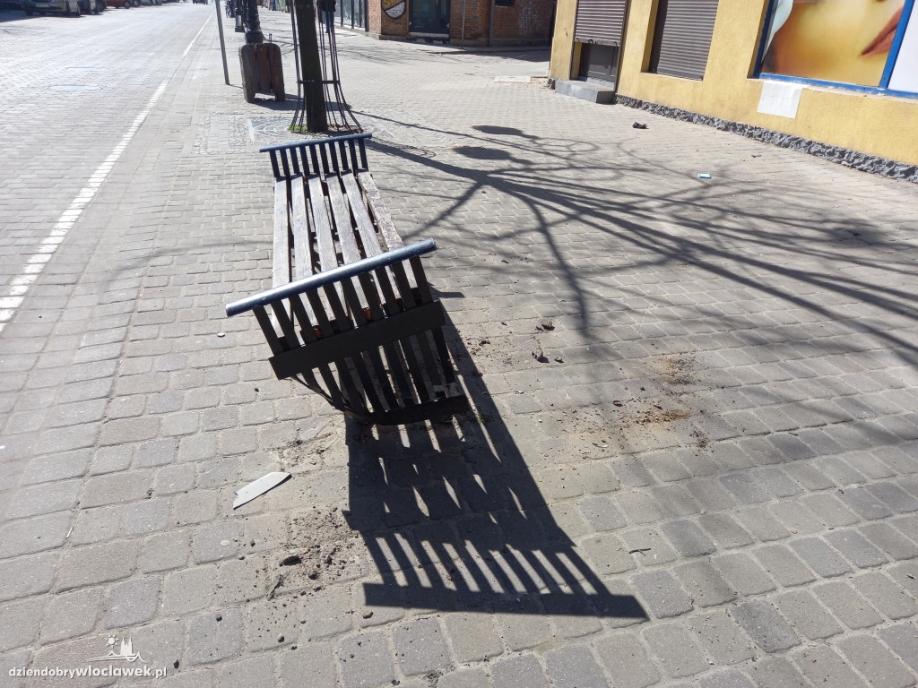 Kurier uderzył w ławkę i odjechał
