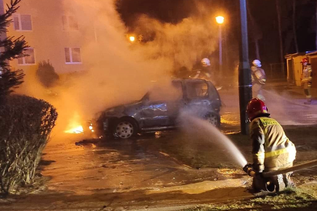 Nocny pożar samochodu w Fabiankach