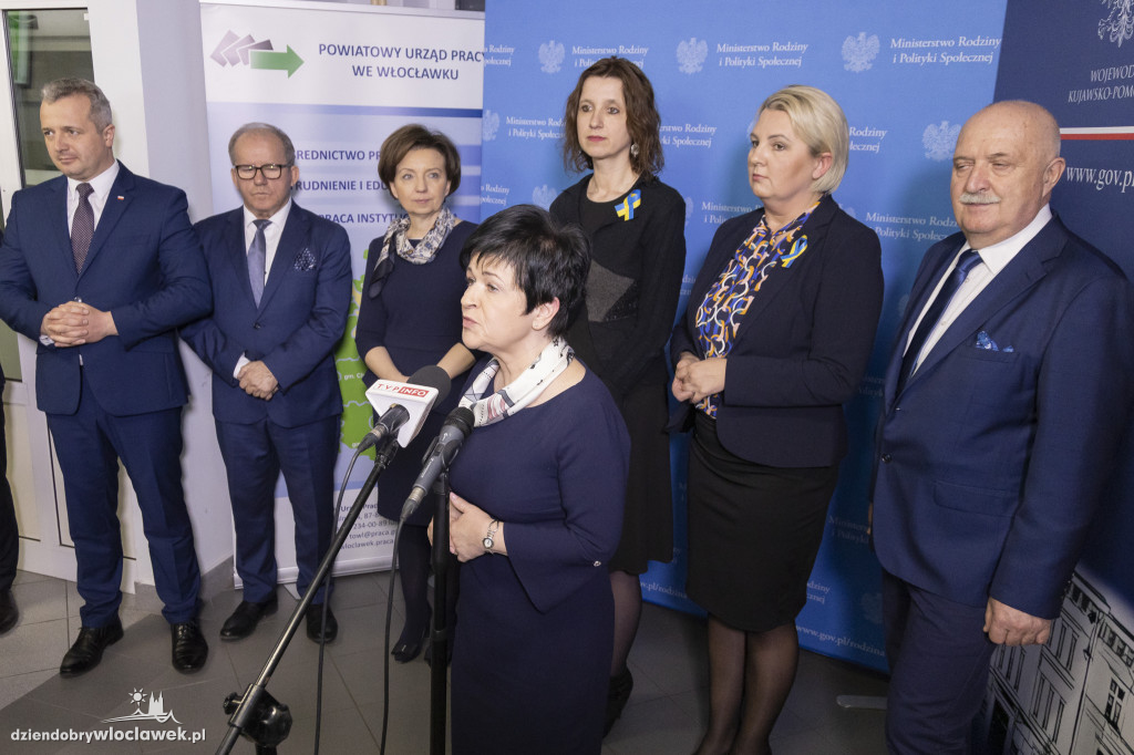 Co minister robiła w pośredniaku?