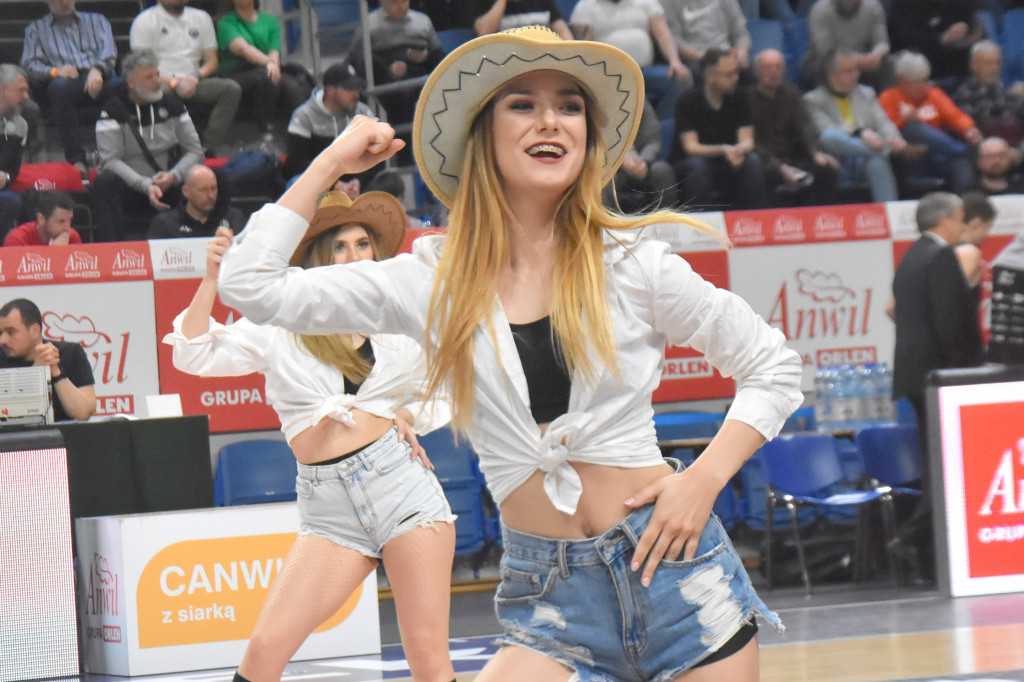 Cheerleaderki Anwilu na meczu z  Tartu Ülikool