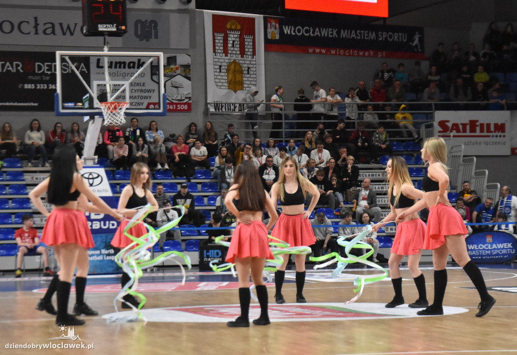 Cheerleaderki Anwilu na meczu z  Tartu Ülikool