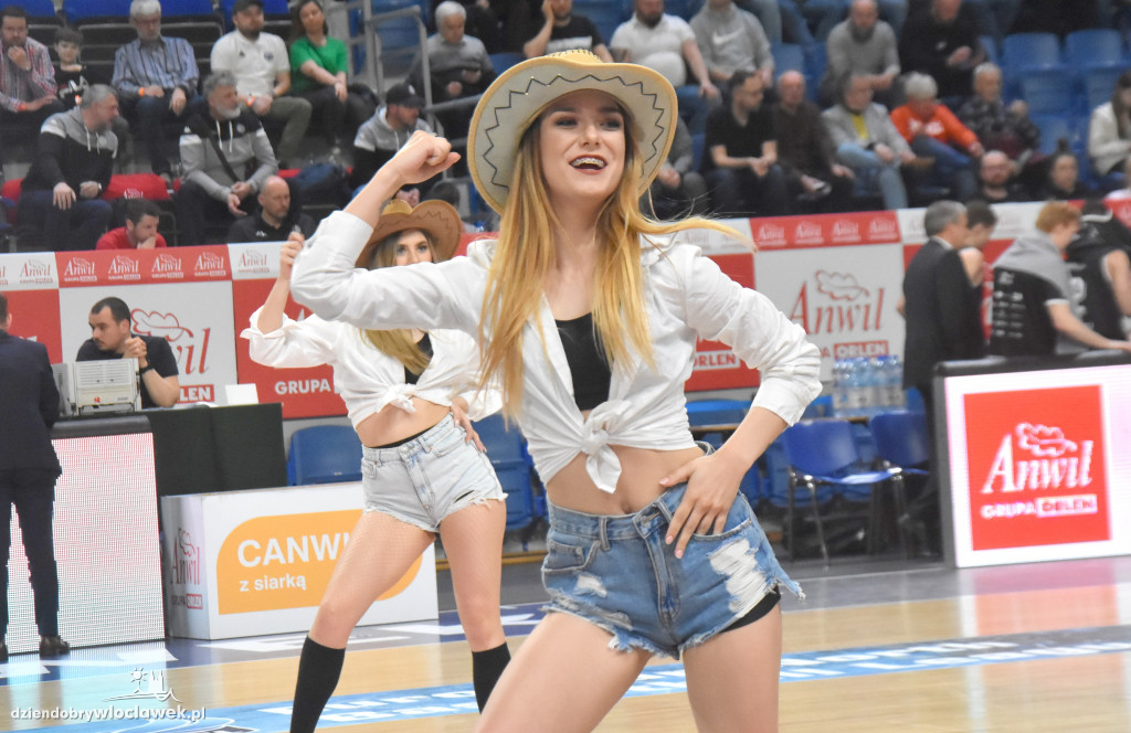 Cheerleaderki Anwilu na meczu z  Tartu Ülikool