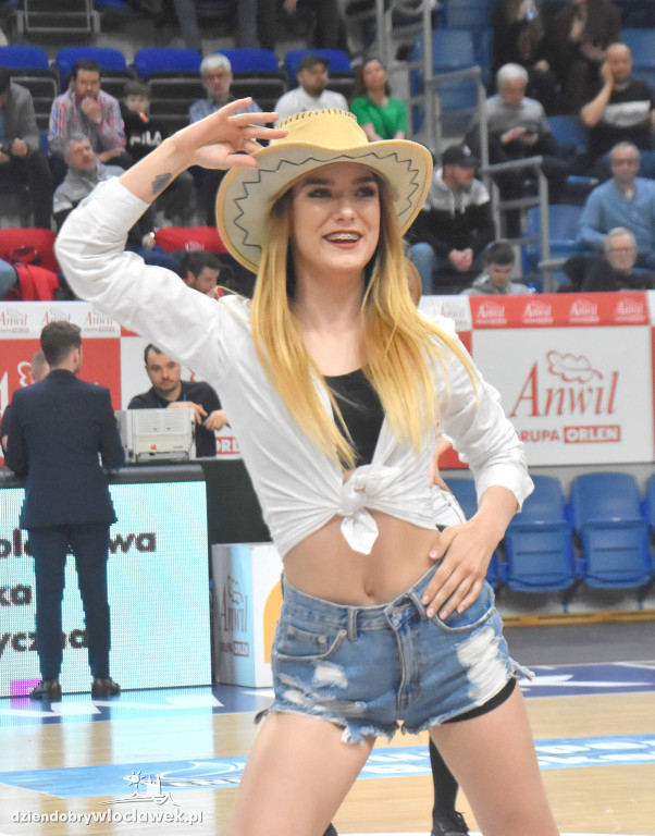 Cheerleaderki Anwilu na meczu z  Tartu Ülikool