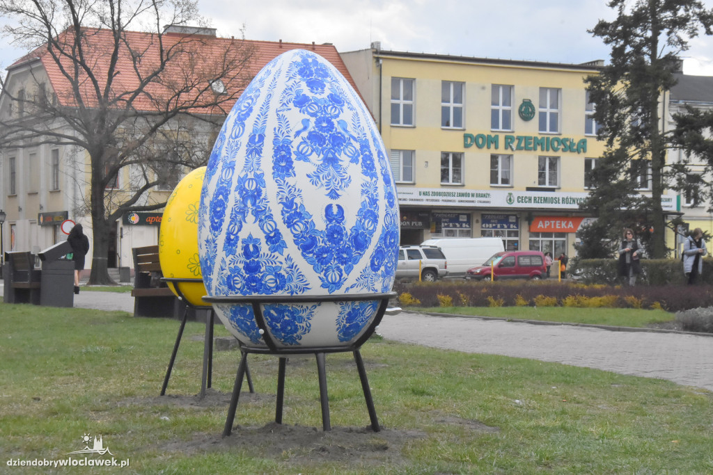 Wielkanocne jaja na Placu Wolności