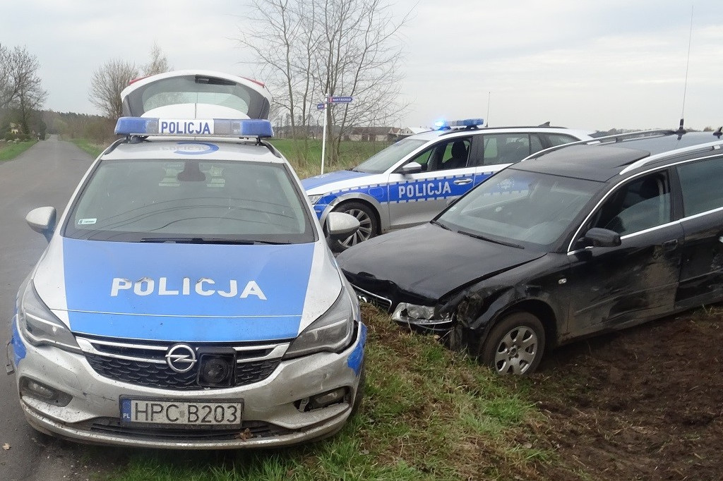 Ucieczka przed policją zakończona w rowie