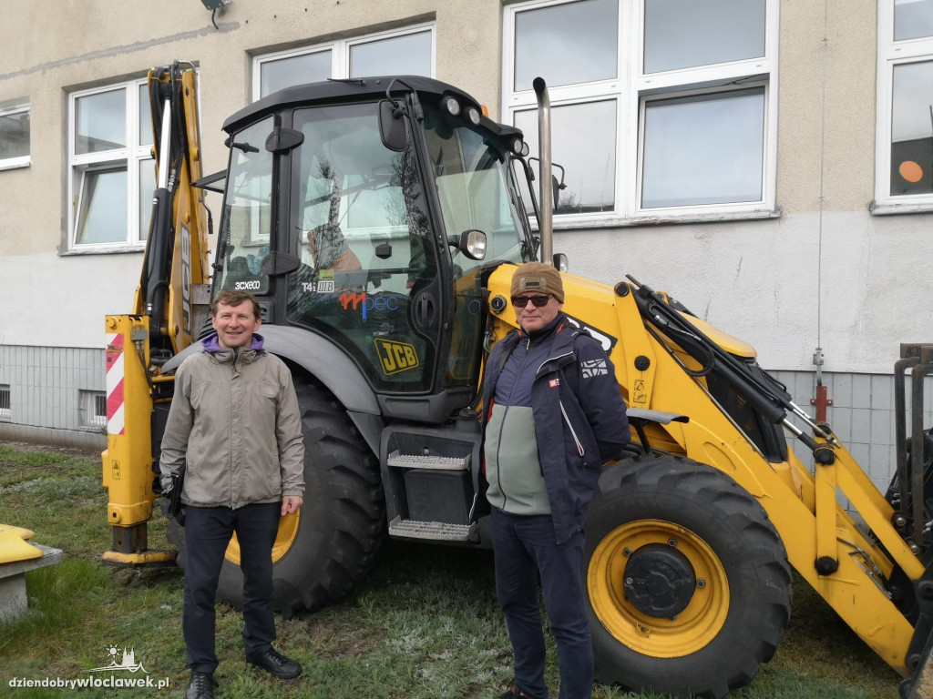 Przy SP 20 posadzili drzewa