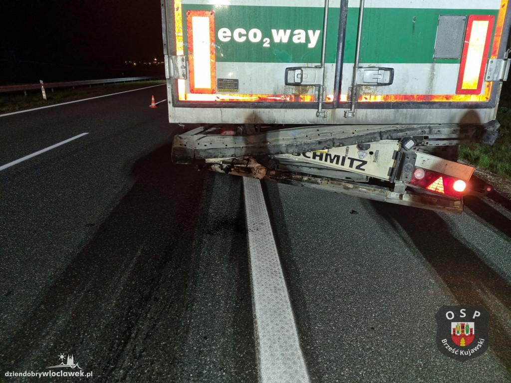 Dostawczak wbił się w ciężarówkę