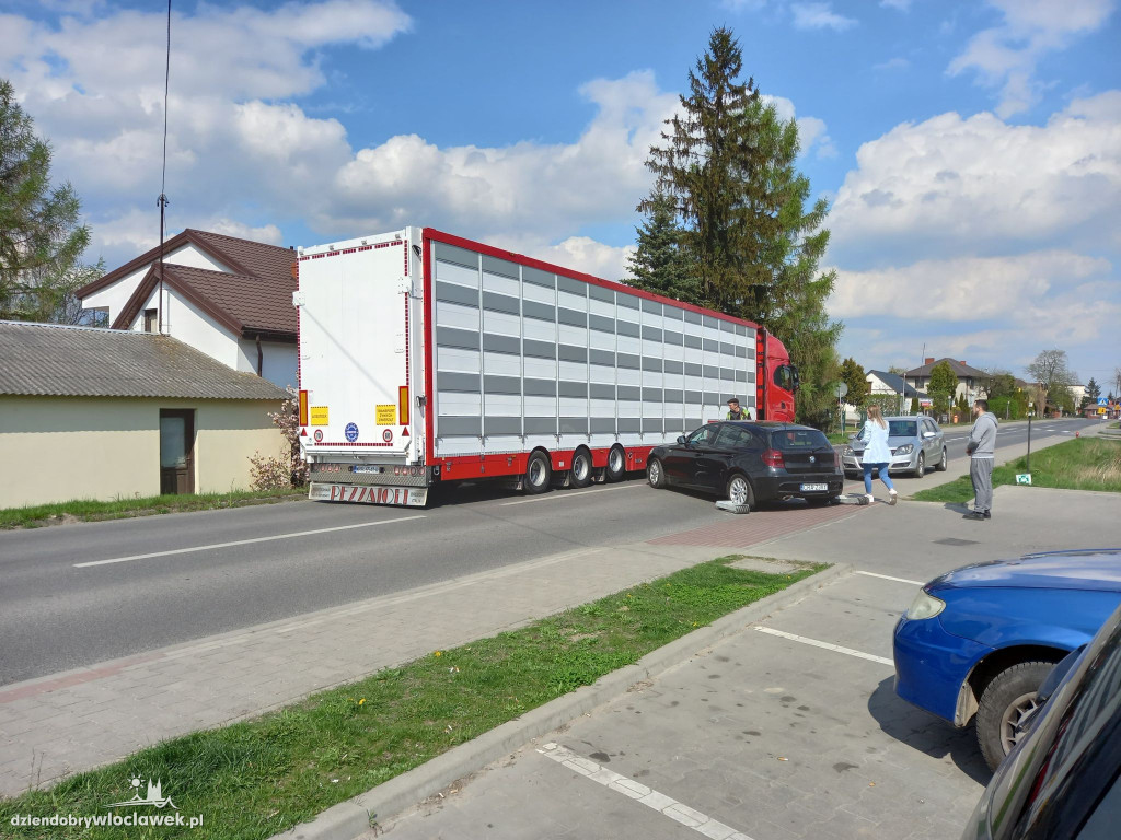 Auto zablokowało połowę jezdni