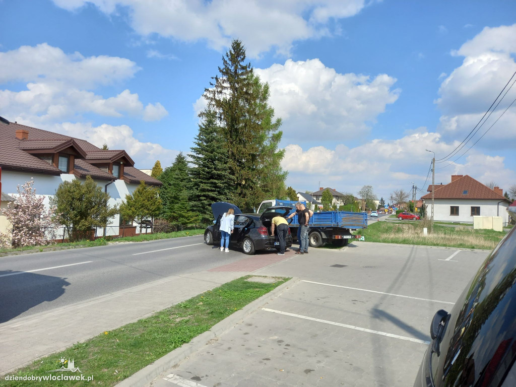 Auto zablokowało połowę jezdni