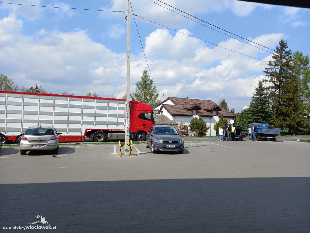 Auto zablokowało połowę jezdni