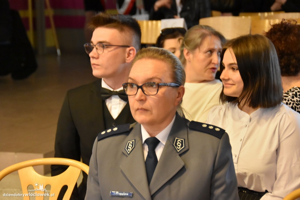 Zakończenie roku maturzystów w Baczyńskim