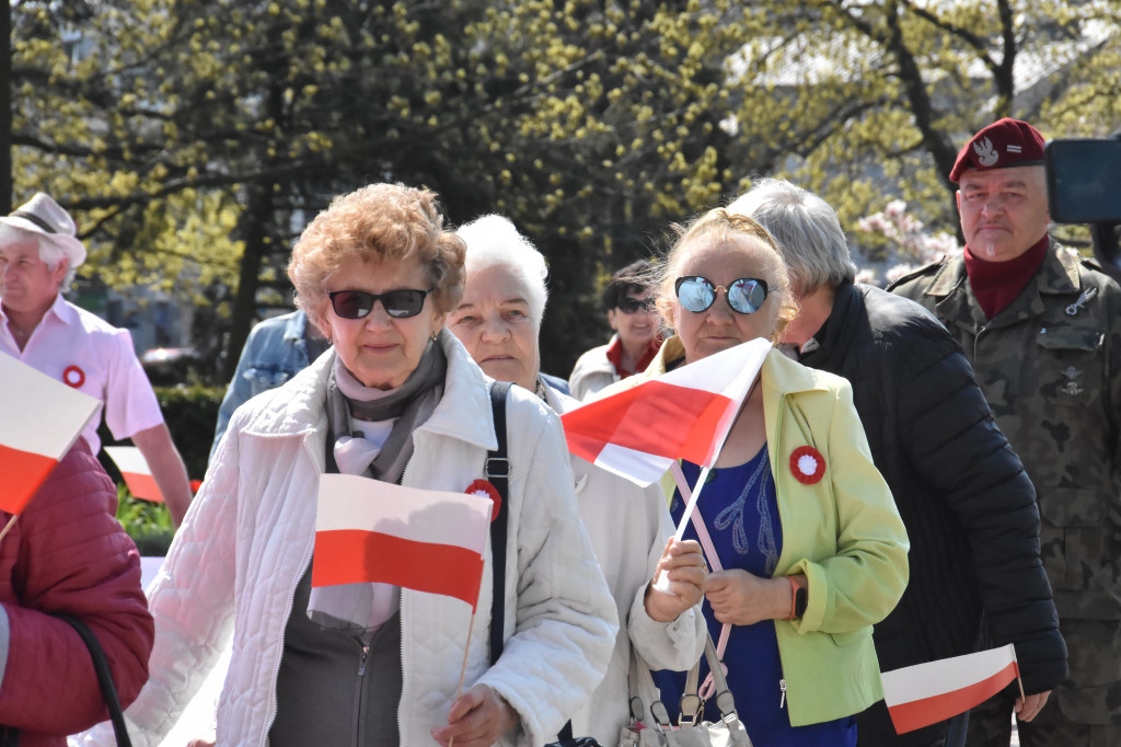 Święto Flagi. Kilkaset osób z biało-czerwoną