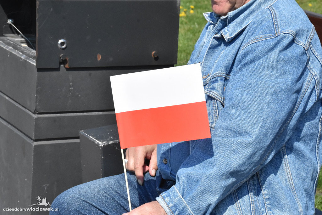 Święto Flagi. Kilkaset osób z biało-czerwoną