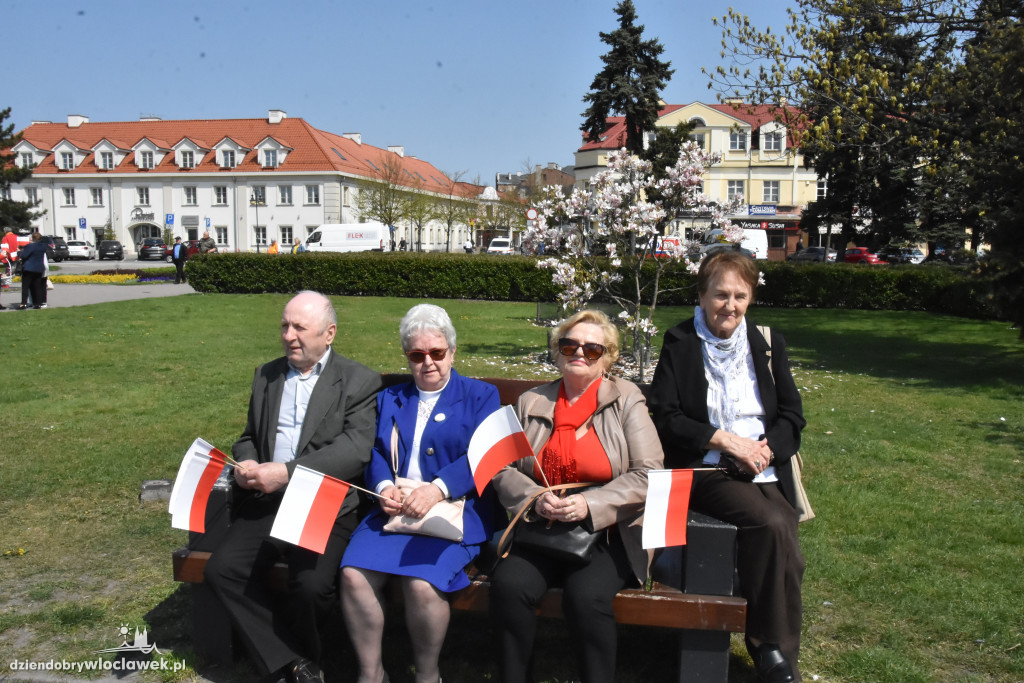 Święto Flagi. Kilkaset osób z biało-czerwoną