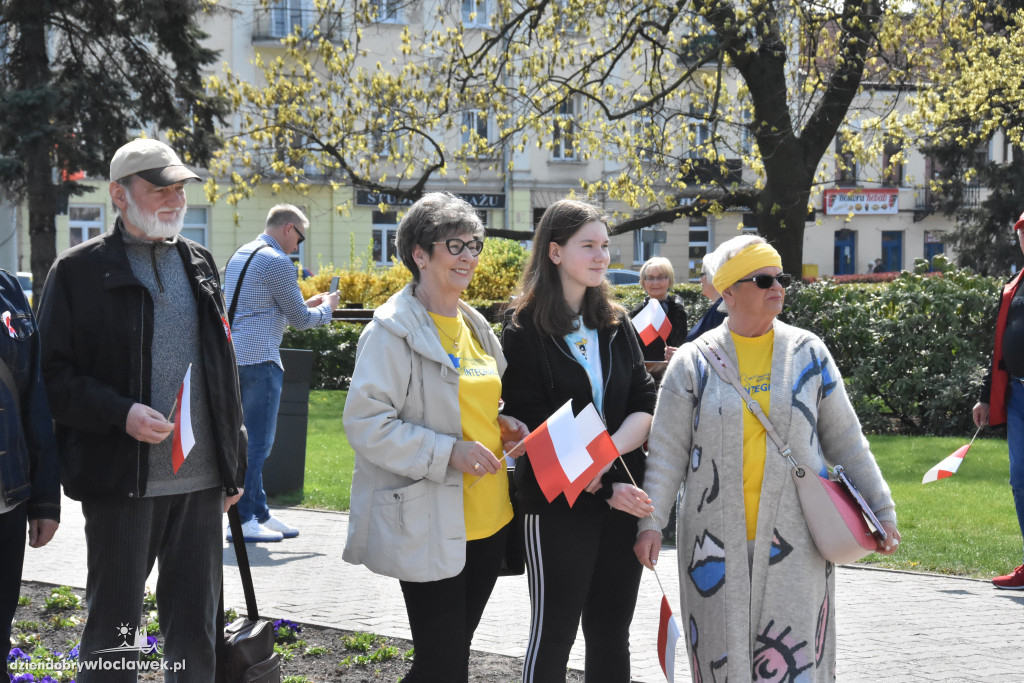 Święto Flagi. Kilkaset osób z biało-czerwoną