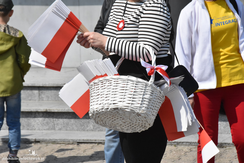 Święto Flagi. Kilkaset osób z biało-czerwoną