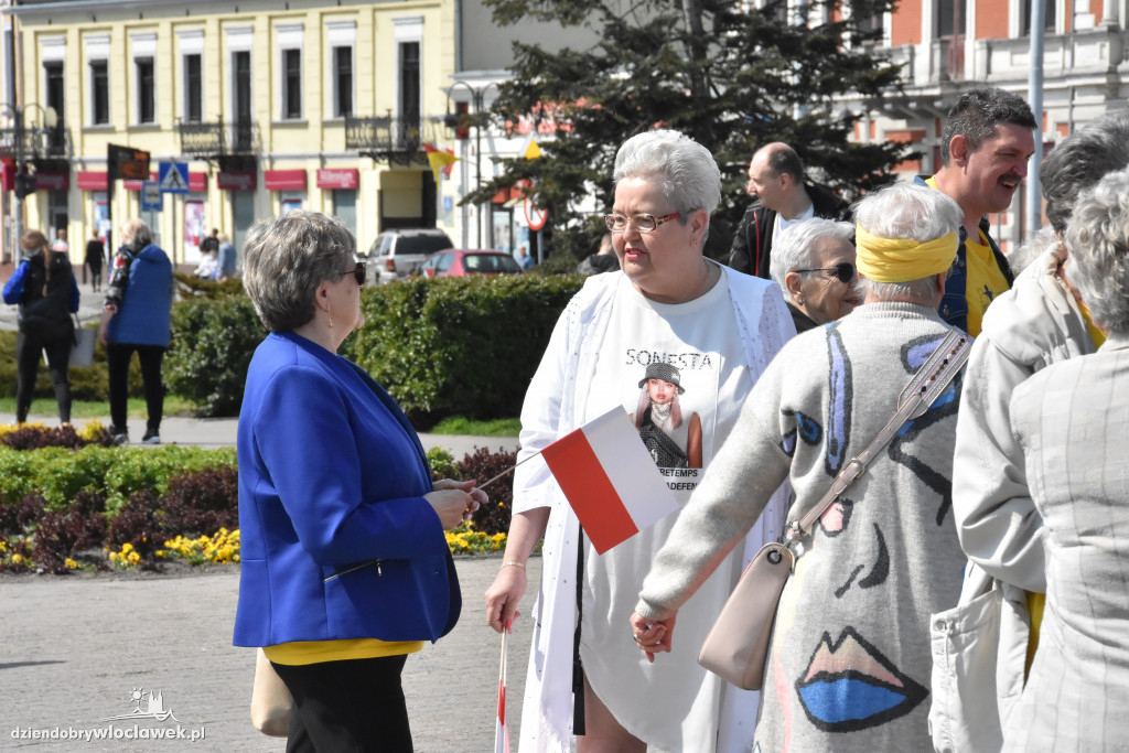 Święto Flagi. Kilkaset osób z biało-czerwoną