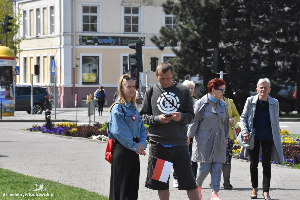 Święto Flagi. Kilkaset osób z biało-czerwoną