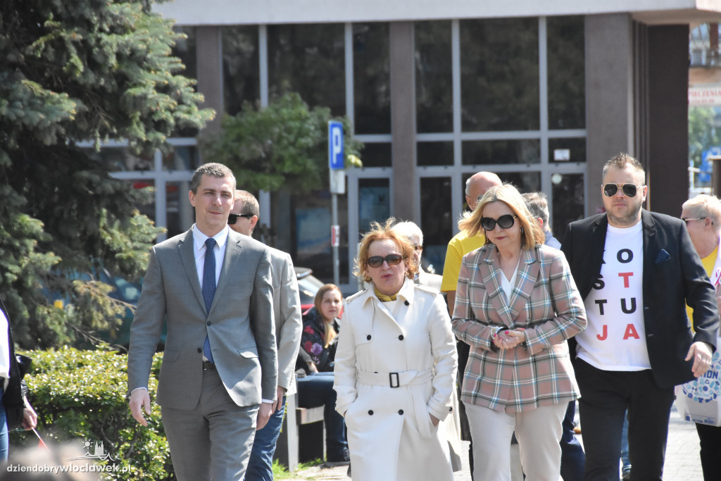 Święto Flagi. Kilkaset osób z biało-czerwoną