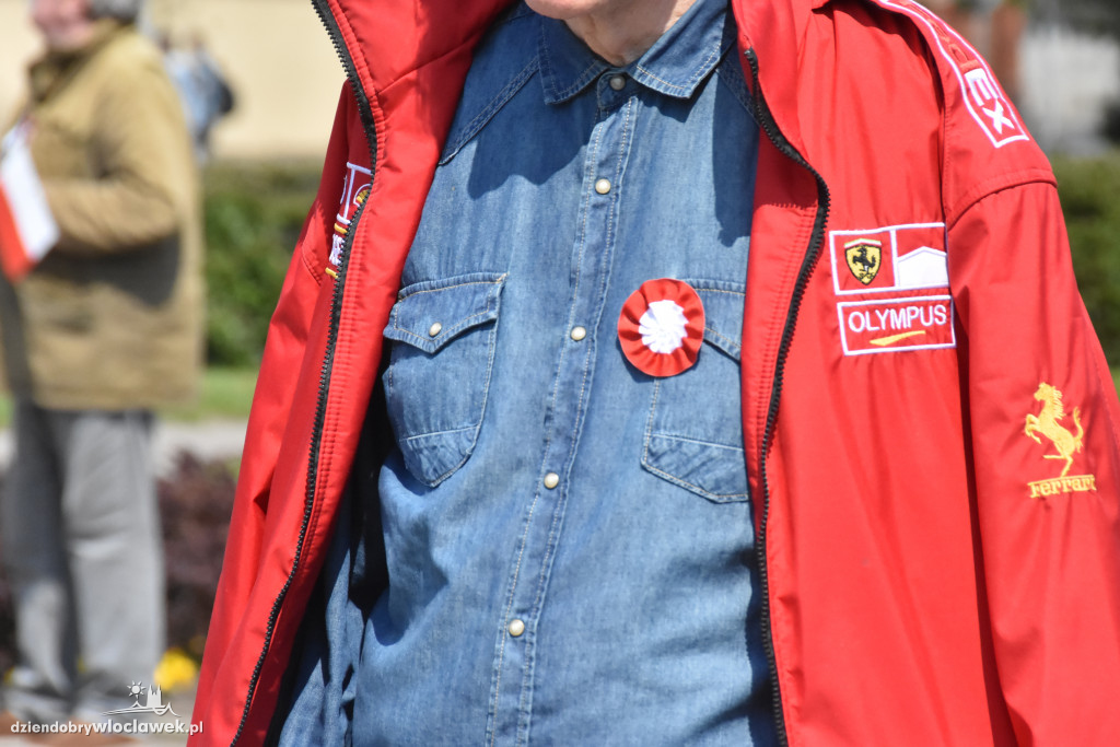 Święto Flagi. Kilkaset osób z biało-czerwoną
