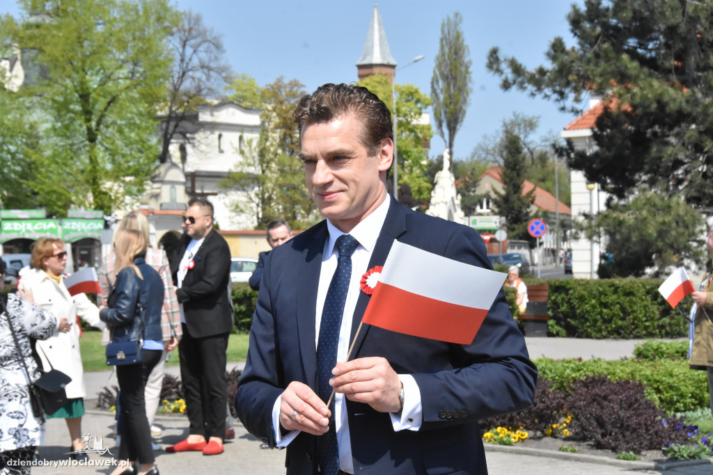 Święto Flagi. Kilkaset osób z biało-czerwoną