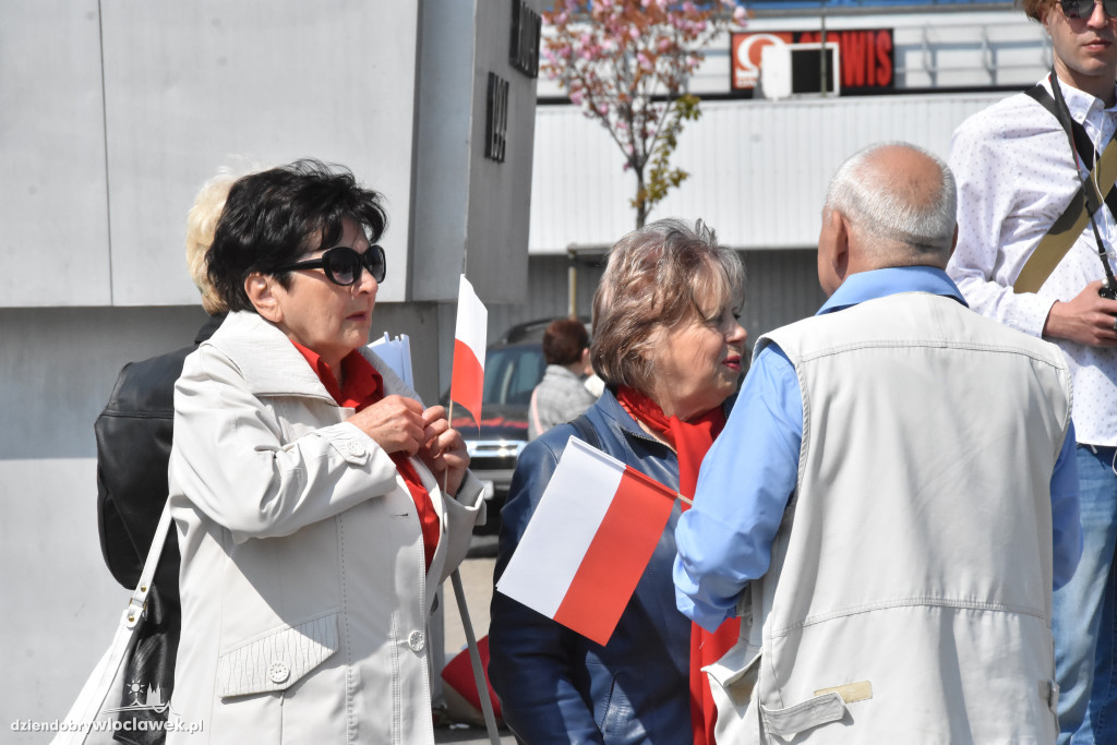 Święto Flagi. Kilkaset osób z biało-czerwoną