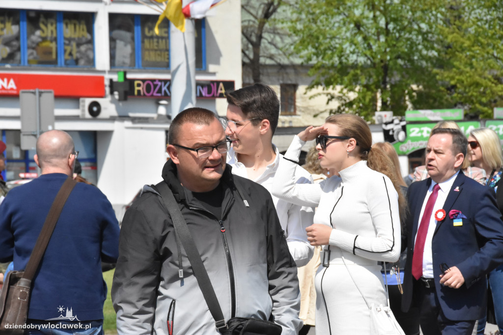 Święto Flagi. Kilkaset osób z biało-czerwoną