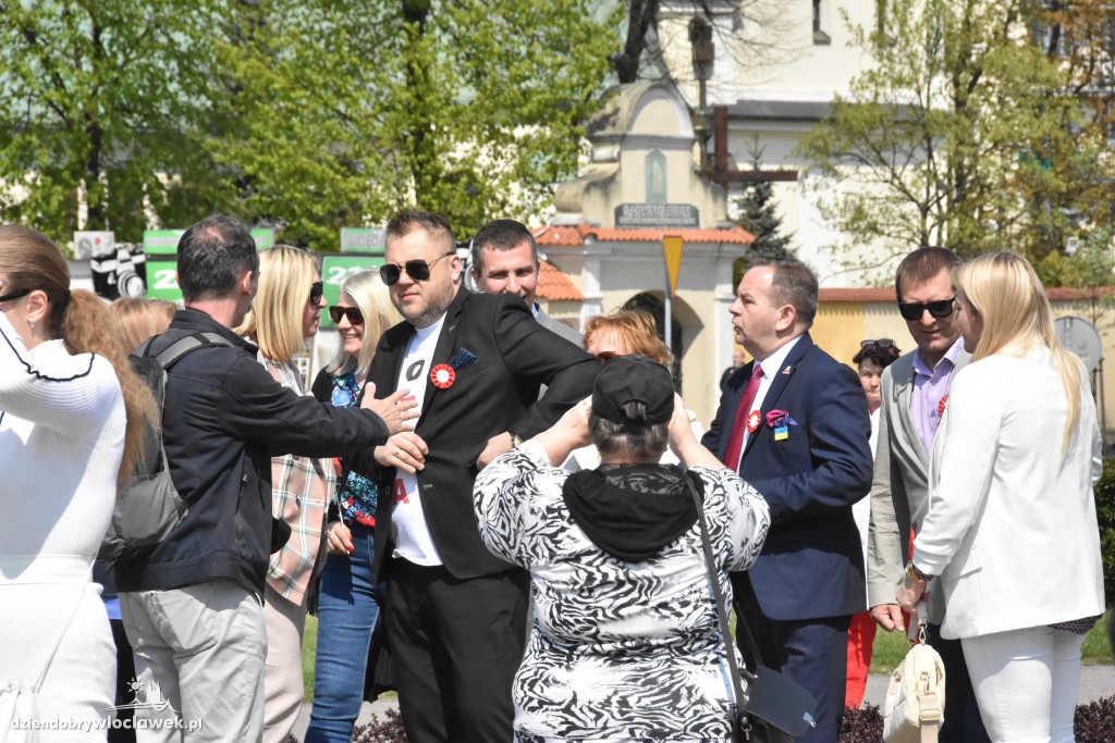 Święto Flagi. Kilkaset osób z biało-czerwoną