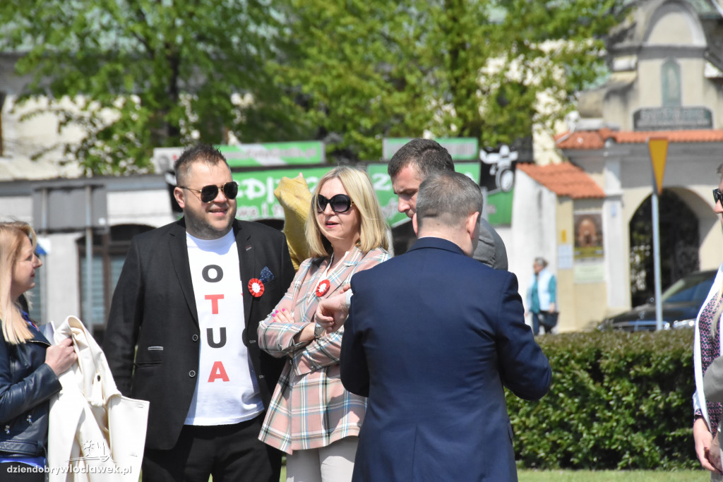 Święto Flagi. Kilkaset osób z biało-czerwoną