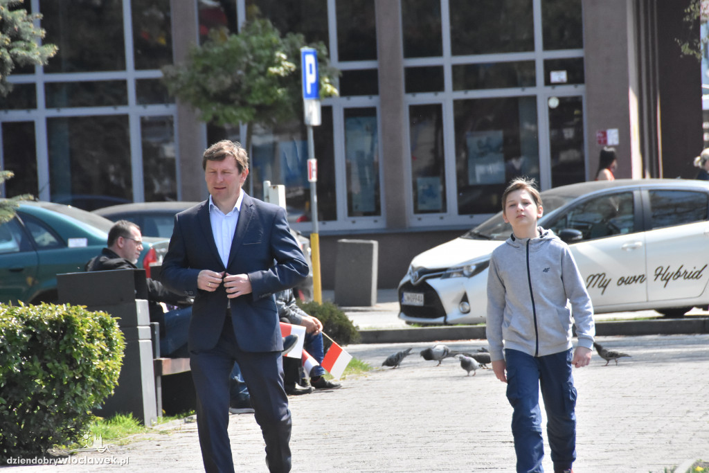 Święto Flagi. Kilkaset osób z biało-czerwoną