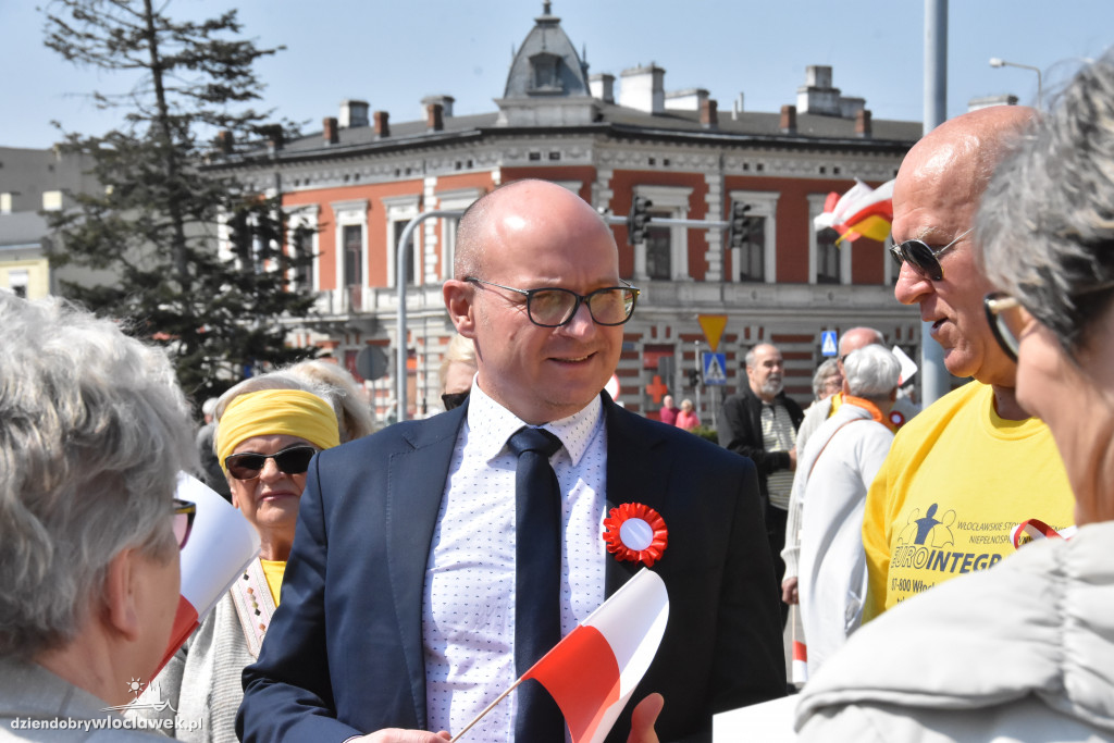 Święto Flagi. Kilkaset osób z biało-czerwoną