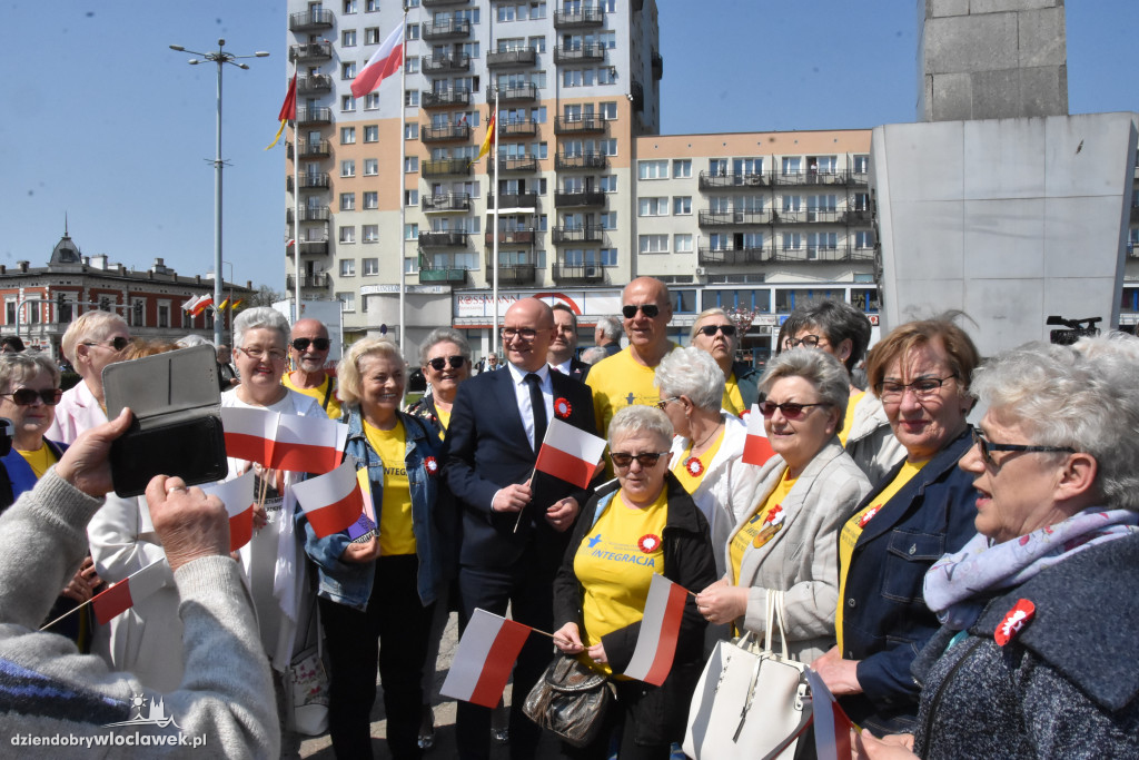 Święto Flagi. Kilkaset osób z biało-czerwoną