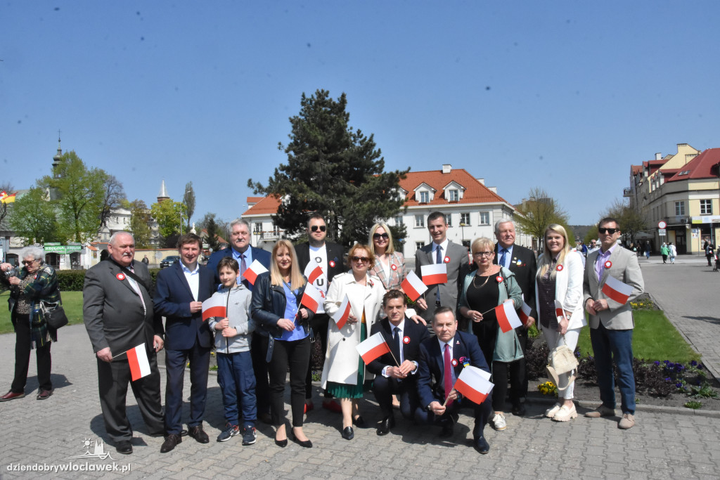 Święto Flagi. Kilkaset osób z biało-czerwoną