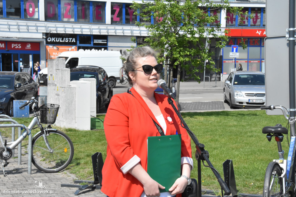 Święto Flagi. Kilkaset osób z biało-czerwoną
