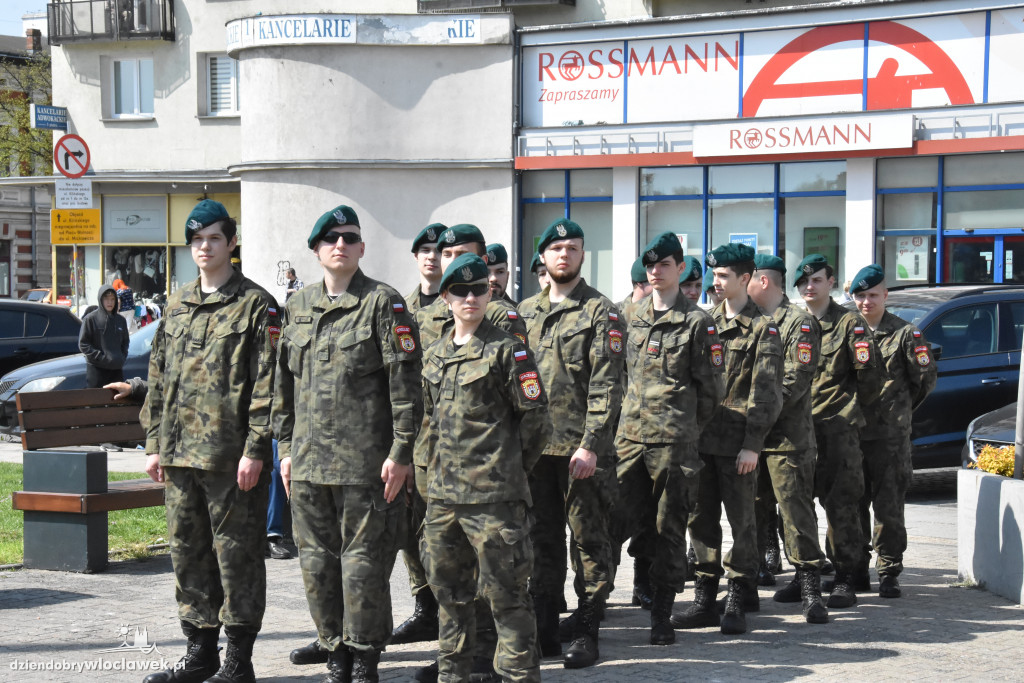 Święto Flagi. Kilkaset osób z biało-czerwoną